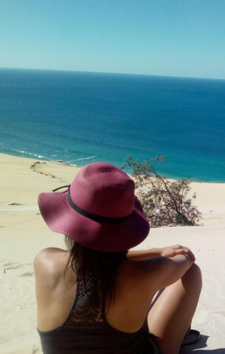 Personal journey Flor, founder of Espacio Medrar, contemplating the ocean and open horizon – symbolizing personal journey and self-discovery
