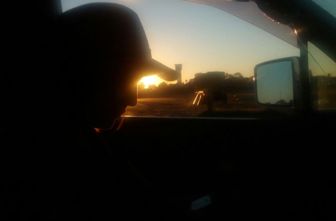 Keep on traveling Flor, founder of Espacio Medrar, traveling at sunset – symbolizing ongoing movement, discovery, and personal growth